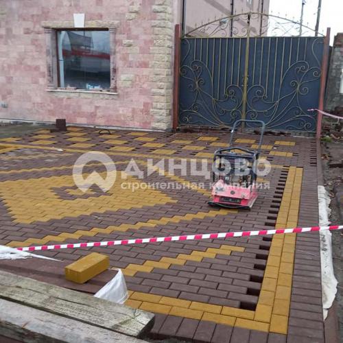 укладка коричневой и желтой брусчатки узорами картинка 3
