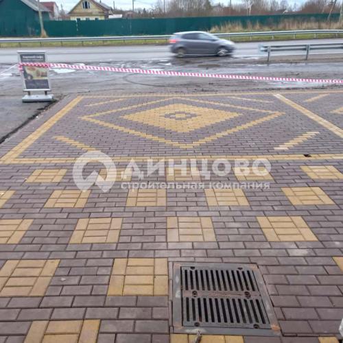 укладка коричневой и желтой брусчатки узорами картинка 6