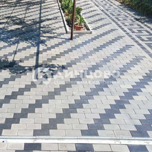укладка брусчатки серого и черного цвета узорами картинка 3